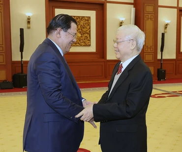 Tổng Bí thư Nguyễn Phú Trọng đón Chủ tịch Đảng Nhân dân Campuchia, Thủ tướng Chính phủ Vương quốc Campuchia Hun Sen. (Ảnh TTXVN)
