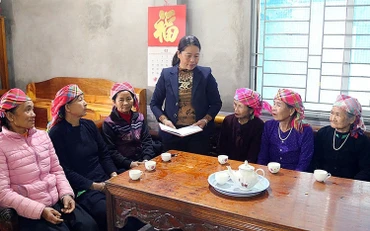 Bí thư Chi bộ thôn Én 2 (xã Khánh Yên Trung, huyện Văn Bàn) Lương Thị Ðồng vận động phụ nữ cao tuổi trong thôn thực hiện nếp sống văn hóa mới. (Ảnh PHẠM SƠN) 