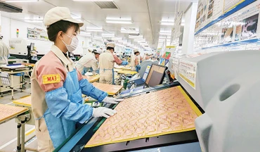 Sản xuất bảng mạch điện tử tại Công ty trách nhiệm hữu hạn Meiko Việt Nam, Khu công nghiệp Thạch Thất, Hà Nội. 