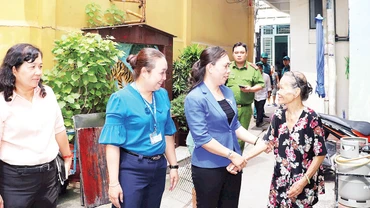 Lãnh đạo Quận ủy Quận 3 thực hiện mỗi tuần một lần đi thăm hỏi, tìm hiểu đời sống của người dân tại địa bàn dân cư. 