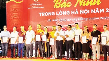 Đại diện tỉnh Bắc Ninh và thành phố Hà Nội trao chứng nhận tặng các nghệ nhân, đơn vị tham gia chương trình.