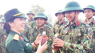 Những chai nước mát được các hội viên Hội Phụ nữ chuyển đến tận tay các chiến sĩ trong những phút giải lao trên thao trường.