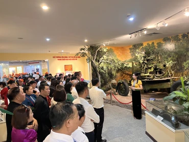 Du khách tham quan Bảo tàng Chiến thắng lịch sử Điện Biên Phủ. (Ảnh HẠNH HOÀNG) 