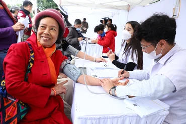Người dân Hà Nội khám, tầm soát bệnh phổi tại chương trình “Chuyển đổi số vì sức khỏe phổi”. 