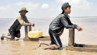 Với tấm gỗ được đóng đơn giản, chiếc mong giúp ngư dân dễ dàng di chuyển trên bãi bùn lún sâu. 