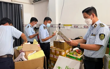 Cán bộ Ðội Quản lý thị trường số 3 (Cục Quản lý thị trường thành phố Cần Thơ) kiểm tra một cơ sở kinh doanh mỹ phẩm trên nền tảng thương mại điện tử. (Ảnh KHÁNH NAM) 