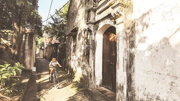 Vẻ đẹp cổ kính của làng Cựu là yếu tố thu hút du khách. 