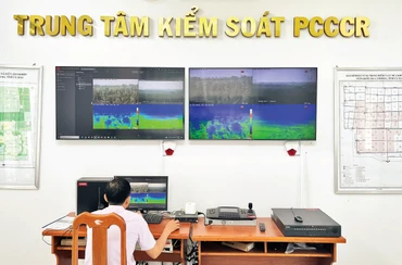  Hệ thống màn hình các camera giám sát tại Trung tâm Kiểm soát phòng cháy, chữa cháy rừng.