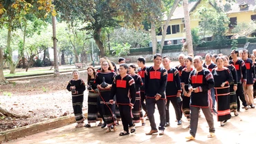 Đoàn rước rể từ nhà trai di chuyển đến nhà gái.