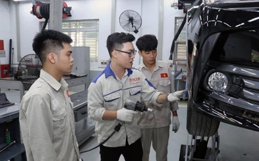 Trường cao đẳng Cơ điện Hà Nội kiểm tra tay nghề của người lao động trước khi sang làm việc tại Nhật Bản. (Ảnh MINH THẮNG) 