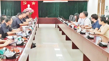 Chi cục Hải quan cửa khẩu cảng Hòn Gai gặp gỡ, hỗ trợ doanh nghiệp sau bão số 3.