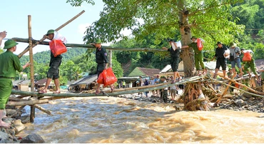 Công an tỉnh Nghệ An vận chuyển nhu yếu phẩm hỗ trợ người dân xã Tà Cạ, huyện Kỳ Sơn ổn định cuộc sống sau trận lũ vừa qua. 
