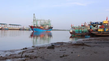 Tàu thuyền khó khăn khi ra vào cảng Lạch Quèn do tình trạng bồi lắng nghiêm trọng.