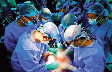 Hơn 200 y, bác sĩ của Bệnh viện Đại học Y Dược thành phố tổ chức thực hiện lấy - ghép bốn tạng gồm tim, gan và hai thận từ người hiến chết não. 