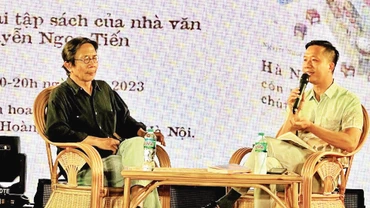 Nhà văn Nguyễn Ngọc Tiến (bên trái) trong buổi giao lưu giới thiệu sách của ông tổ chức đầu tháng 10/2023. 