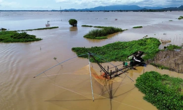 Vó gạt, một loại ngư cụ phổ biến đánh bắt trong mùa cá ra sông ở đầu nguồn biên giới tây nam. 