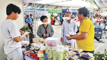 Người tiêu dùng đến tham quan, mua sắm tại Hội chợ, triển lãm sản phẩm nông nghiệp tiêu biểu, sản phẩm OCOP. 