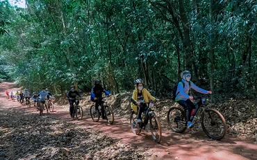 Khách du lịch trải nghiệm tua đạp xe, đi bộ xuyên rừng tại Khu Bảo tồn Thiên nhiên - Văn hóa Ðồng Nai. (Ảnh HÀ VĂN) 