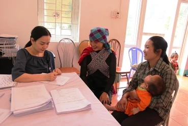 Phỏng vấn kiến thức bà mẹ có con nhỏ là đồng bào dân tộc H’Mông, tại xã Trung Lèng Hồ, huyện Bát Xát (Lào Cai). Ảnh: HỒNG LOAN
