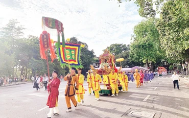Hoạt động lễ hội tại không gian đi bộ quanh hồ Hoàn Kiếm thu hút nhiều du khách. 