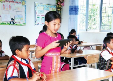 Học sinh Trường tiểu học và trung học cơ sở xã Đăk Ngọk sử dụng máy tính bảng phục vụ học tập. 