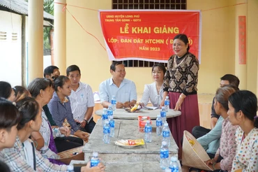 Chị Trương Thị Bạch Thủy hướng dẫn lớp đan đat nâng cao cho các chị em phụ nữ thuộc hộ nghèo và cận nghèo ở xã Song Phụng, huyện Long Phú (Sóc Trăng).