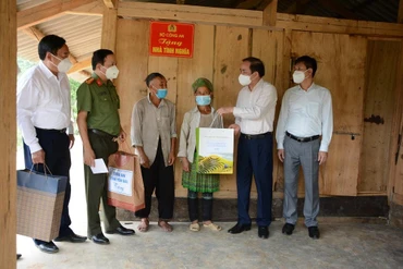 Trao nhà ở mới cho hộ nghèo tại huyện Trạm Tấu