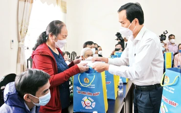 Ðại diện Liên đoàn Lao động thành phố Ðà Nẵng trao quà "An sinh công đoàn" tặng người lao động trên địa bàn thành phố. 