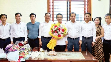 Lãnh đạo huyện Nghi Xuân (Hà Tĩnh) chúc mừng em Trần Minh Hoàng, sau khi giành Huy chương bạc kỳ thi Olympic quốc tế năm 2024. 