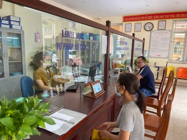 Người dân làm thủ tục hành chính tại bộ phận “Một cửa” xã Lại Thượng, huyện Thạch Thất, Hà Nội.