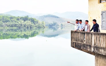Lãnh đạo Công ty TNHH một thành viên Khai thác công trình thủy lợi Hòa Bình và Chi cục Ðê điều kiểm tra công tác tưới tiêu hồ Ðầm Bài tại xã Thịnh Minh, thành phố Hòa Bình. (Ảnh Trần Hảo) 