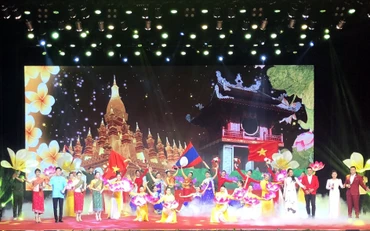 Nhiều chương trình kỷ niệm đặc sắc diễn ra trong Năm Ðoàn kết Hữu nghị Việt Nam-Lào. 