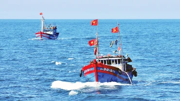 Tàu cá của ngư dân miền trung ra khơi đánh bắt hải sản. (Ảnh NGUYỄN ÐĂNG) 