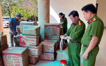 Lực lượng Cảnh sát Ðiều tra tội phạm về tham nhũng, kinh tế, buôn lậu (Công an tỉnh Quảng Bình) phát hiện, bắt giữ ba phương tiện vận chuyển số lượng lớn hàng hóa không có hóa đơn, chứng từ. (Ảnh TRẦN TUẤN) 