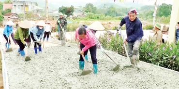 Người dân xã Lâm Ca, huyện Đình Lập (Lạng Sơn) đổ bê-tông đường giao thông nông thôn. 