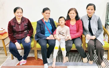 Bà Nhuần (thứ hai từ phải sang) cùng cán bộ Tổ dân phố số 9 thăm hỏi, tặng quà một số cháu bé có hoàn cảnh khó khăn trên địa bàn phường Giang Biên. 