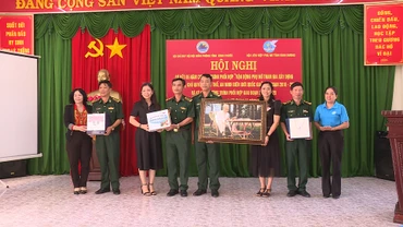 Hội liên hiệp phụ nữ các huyện, thị xã, thành phố tỉnh Bình Dương trao tặng quà cho các đồn biên phòng tỉnh Bình Phước