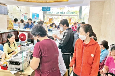 Người dân xếp hàng mua vàng tại Công ty Vàng bạc, đá quý Sài Gòn (Quận 3, Thành phố Hồ Chí Minh). 