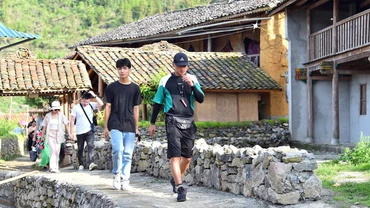 Làng văn hóa du lịch cộng đồng Lô Lô Chải (xã Lũng Cú) thu hút đông khách du lịch nhờ biết bảo tồn, phát huy bản sắc văn hóa dân tộc. (Ảnh MỸ HÀ) 