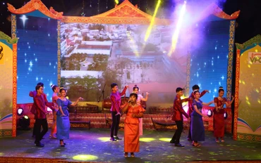 Các chàng trai, cô gái dân tộc Khmer trong trang phục truyền thống.