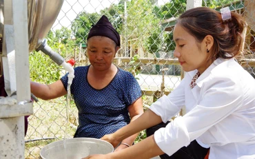 Ðưa nước sinh hoạt về cho đồng bào Ðan Lai ở bản Cửa Rào. 