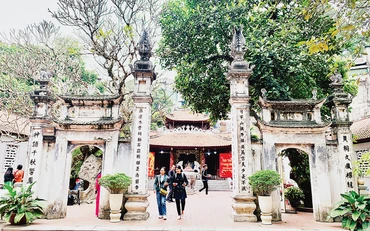 Khách du lịch tham quan đền Ðồng Cổ. 