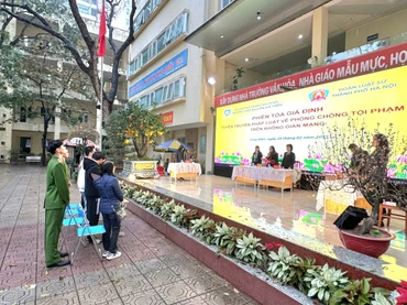 Học sinh được nâng cao kiến thức về pháp luật thông qua “Phiên tòa giả định”. 