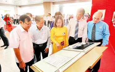 Triển lãm về "Không gian văn hóa Hồ Chí Minh" tại quận 1. 