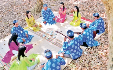 Biểu diễn đờn ca tài tử tại vườn nhãn cổ ở thành phố Bạc Liêu. (Ảnh Phan Thanh Cường). 