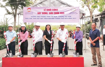 Các đơn vị thực hiện nghi thức khởi công xóa nhà dột nát, nhà tạm tại thành phố. 