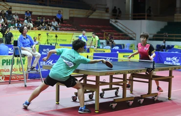 VĐV Nguyễn Khoa Diệu Khánh (đội Thành phố Hồ Chí Minh, bên phải) vô địch đơn nữ sau khi giành chiến thắng trước VĐV cùng đội Nguyễn Bạch Thanh Thư. (Ảnh ĐĂNG KHOA) 