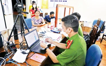 Công an xã Yên Thường, huyện Gia Lâm làm thủ tục cấp căn cước công dân gắn chíp cho người dân. (Ảnh PHẠM KIÊN) 