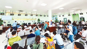 Người dân làm thủ tục hành chính tại Văn phòng đăng ký đất đai thành phố Thủ Đức, Thành phố Hồ Chí Minh. (Ảnh TÙNG QUANG) 