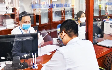 Giải quyết thủ tục hành chính cho người dân tại Bộ phận "một cửa" UBND quận Nam Từ Liêm. (Ảnh Ðăng Duy) 